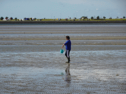 Miaomiao looking for seashells at the beach at the south side of the Grevelingendam