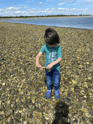 Max with a seashell at the pier at the south side of the Grevelingendam