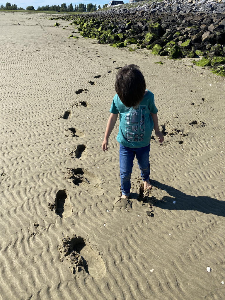 Max at the beach at the southeast side of the Grevelingendam