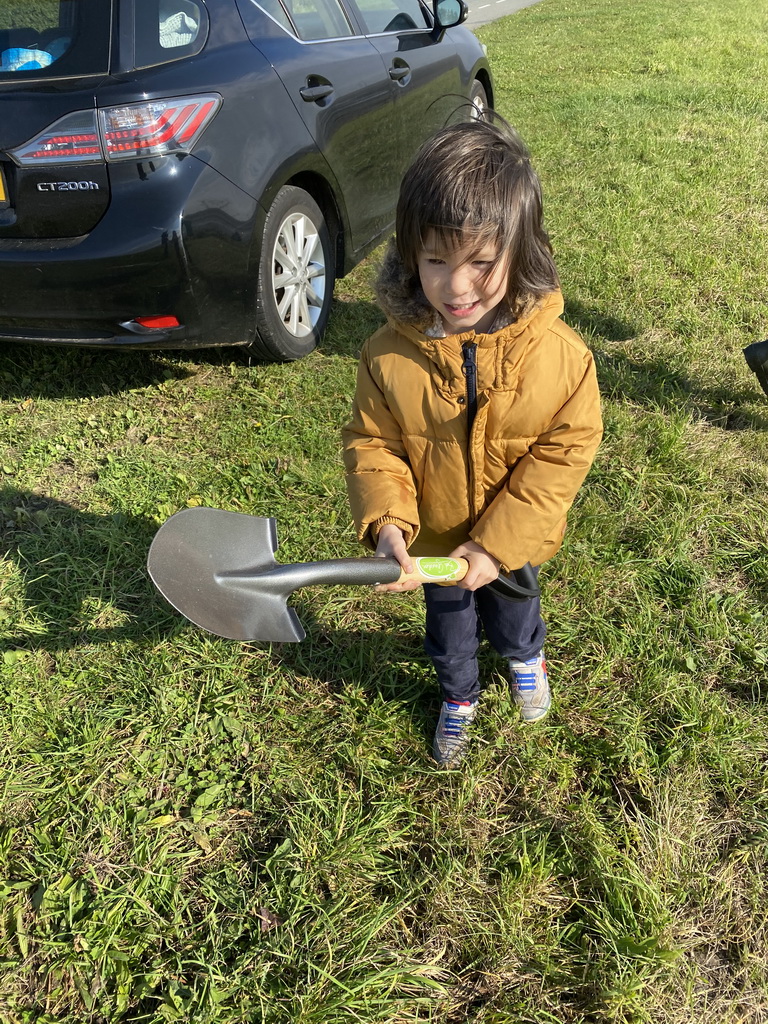 Max with a shovel at the south side of the Grevelingendam