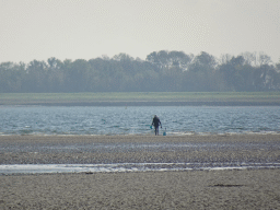 Miaomiao looking for seashells at the south side of the Grevelingendam
