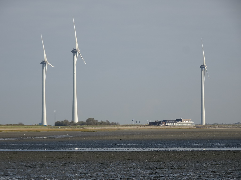 Windmills, Restaurant Grevelingen and the beach at the southeast side of the Grevelingendam