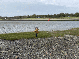 Max throwing a frisbee at the pier at the south side of the Grevelingendam