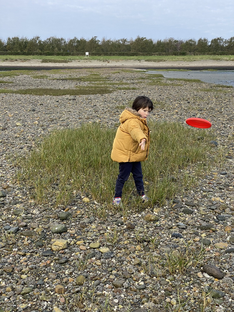 Max throwing a frisbee at the pier at the south side of the Grevelingendam