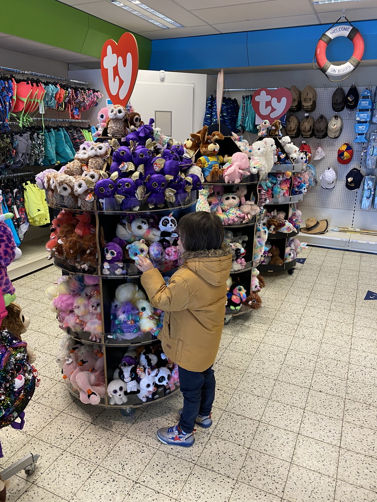 Max in the supermarket of the Holiday Park AquaDelta