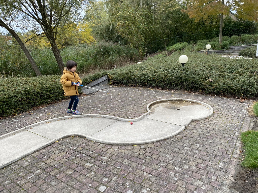 Max playing minigolf at the minigolf court of Holiday Park AquaDelta