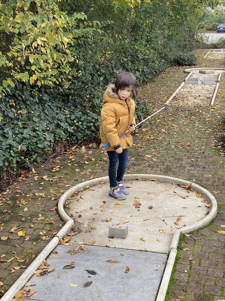 Max playing minigolf at the minigolf court of Holiday Park AquaDelta