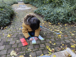 Max writing the scores of the minigolf at the minigolf court of Holiday Park AquaDelta