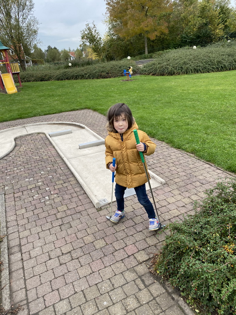 Max playing minigolf at the minigolf court of Holiday Park AquaDelta