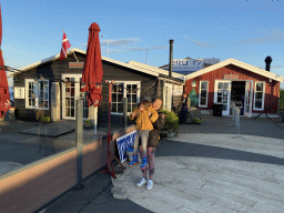 Miaomiao and Max in front of the Bru 17 restaurant and store at the Havenkade street