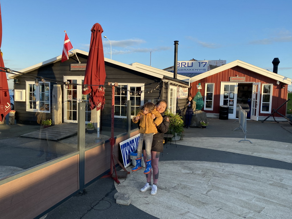 Miaomiao and Max in front of the Bru 17 restaurant and store at the Havenkade street