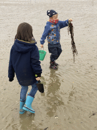 Max and his friend with seaweed at the south side of the Grevelingendam