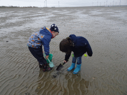 Max and his friend looking for seashells at the south side of the Grevelingendam