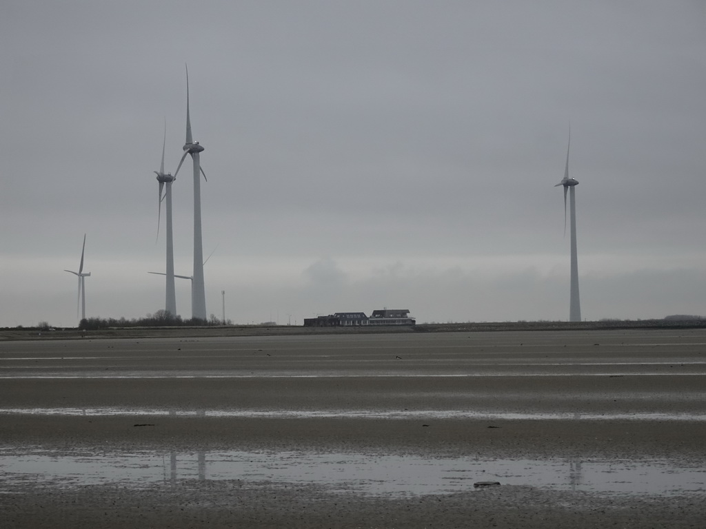 Windmills, Restaurant Grevelingen and the beach at the southeast side of the Grevelingendam