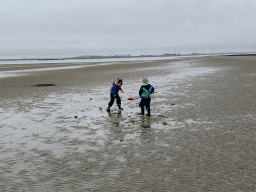 Our friends looking for seashells at the south side of the Grevelingendam