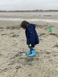 Max looking for seashells at the south side of the Grevelingendam