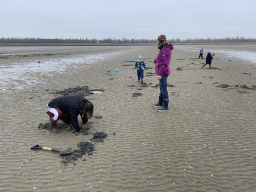 Miaomiao, Max and our friends looking for seashells at the south side of the Grevelingendam