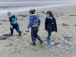 Max and his friends looking for seashells at the south side of the Grevelingendam