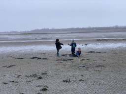 Max and his friends looking for seashells at the south side of the Grevelingendam