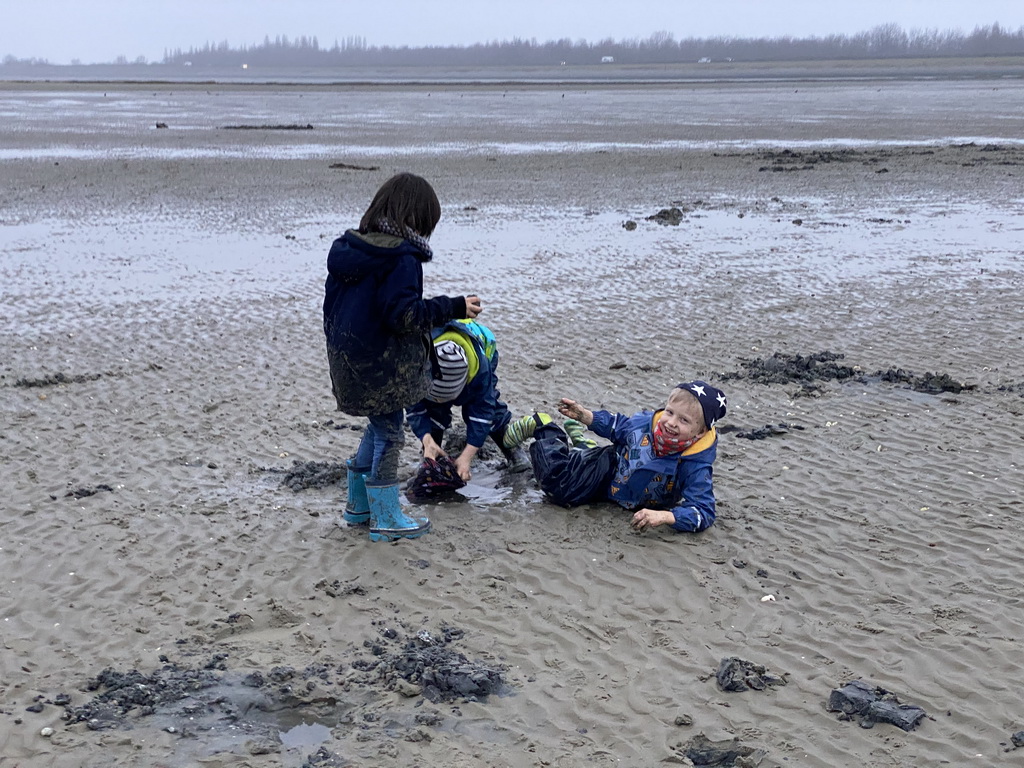 Max and his friends looking for seashells at the south side of the Grevelingendam