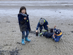 Max and his friends looking for seashells at the south side of the Grevelingendam