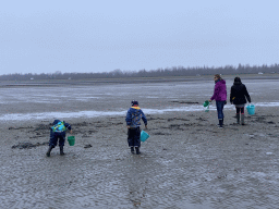 Miaomiao and our friends looking for seashells at the south side of the Grevelingendam