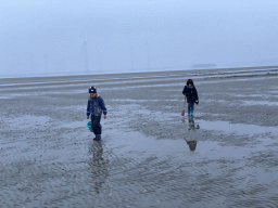 Max and his friend looking for seashells at the south side of the Grevelingendam