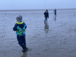 Max and his friends looking for seashells at the south side of the Grevelingendam