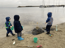 Max and his friends making a sand castle at the Werkhaven beach