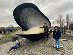 bruinisse_12_093 - 326 kb - 1024x768 - Max and his friends at the Mossel van Bruinisse statue at the Havenkade street Max and his friends at the Mossel van Bruinisse statue at the Havenkade street