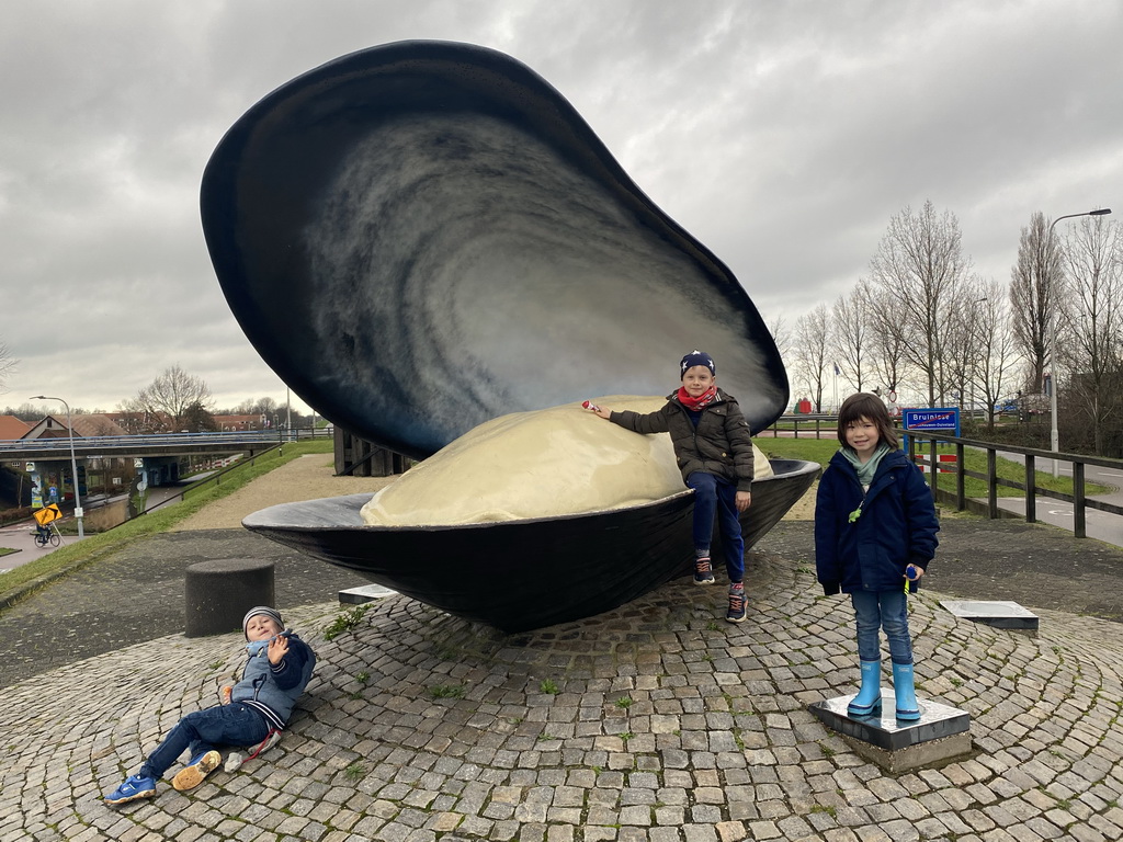 Max and his friends at the Mossel van Bruinisse statue at the Havenkade street