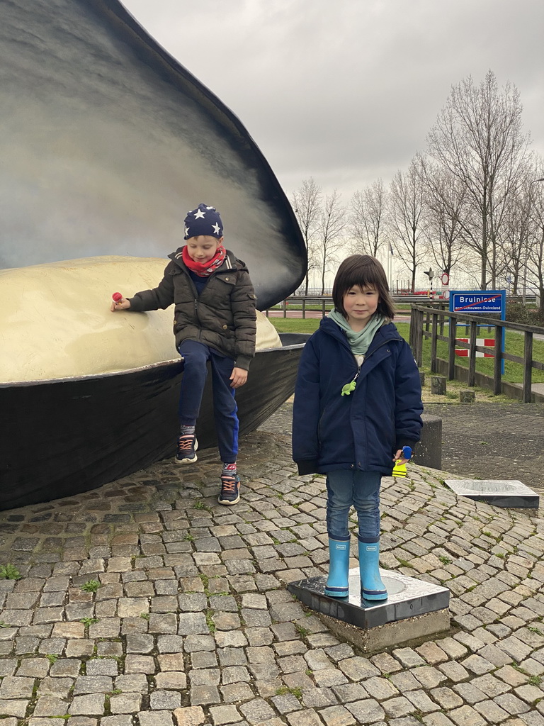 Max and his friend at the Mossel van Bruinisse statue at the Havenkade street