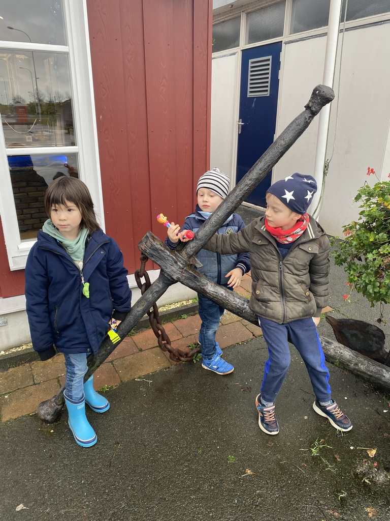 Max and his friends with an anchor in front of the Bru 17 store at the Havenkade street