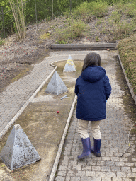 Max playing minigolf at the minigolf court of Holiday Park AquaDelta