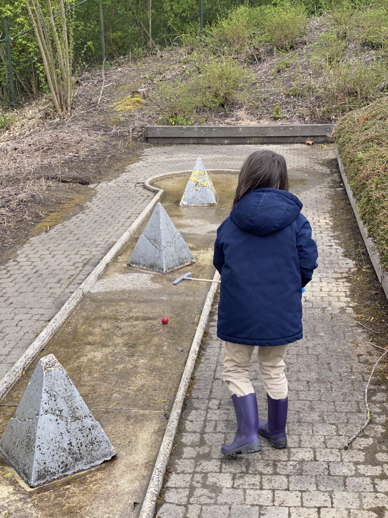 Max playing minigolf at the minigolf court of Holiday Park AquaDelta