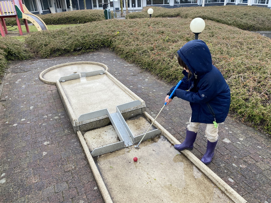 Max playing minigolf at the minigolf court of Holiday Park AquaDelta