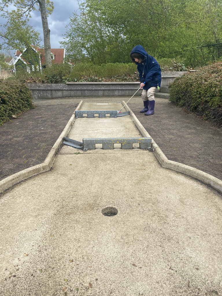 Max playing minigolf at the minigolf court of Holiday Park AquaDelta