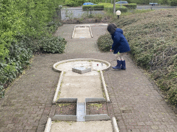 Max playing minigolf at the minigolf court of Holiday Park AquaDelta