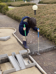 Max playing minigolf at the minigolf court of Holiday Park AquaDelta