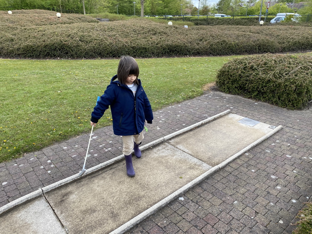 Max playing minigolf at the minigolf court of Holiday Park AquaDelta