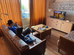 Miaomiao and Max playing the Nintendo Switch game `Overcooked! 2` in the living room at the upper floor of our apartment at Holiday Park AquaDelta