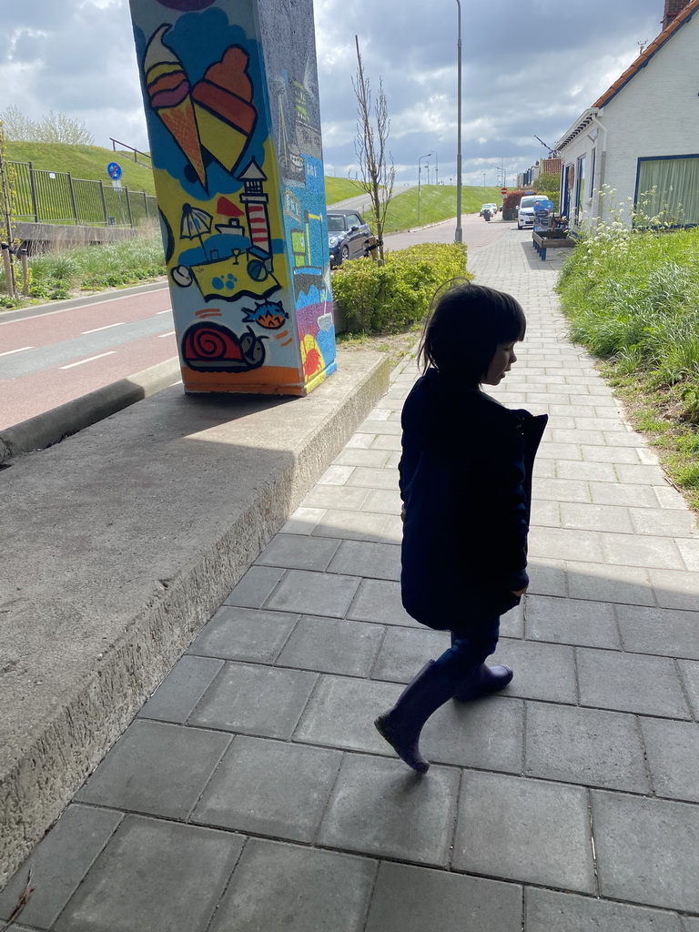 Max with graffiti at the tunnel at the Noorddijk street