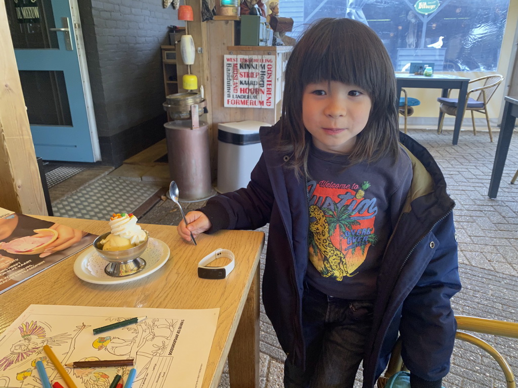 Max with ice cream at the terrace of the Restaurant De Meeuw