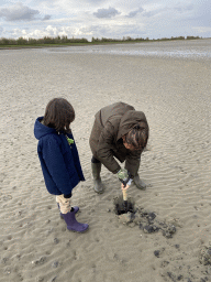 Miaomiao and Max looking for seashells at the beach at the south side of the Grevelingendam