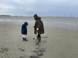 Miaomiao and Max looking for seashells at the beach at the south side of the Grevelingendam