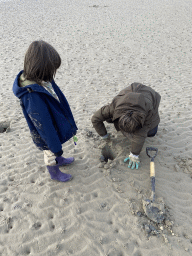 Miaomiao and Max looking for seashells at the beach at the south side of the Grevelingendam