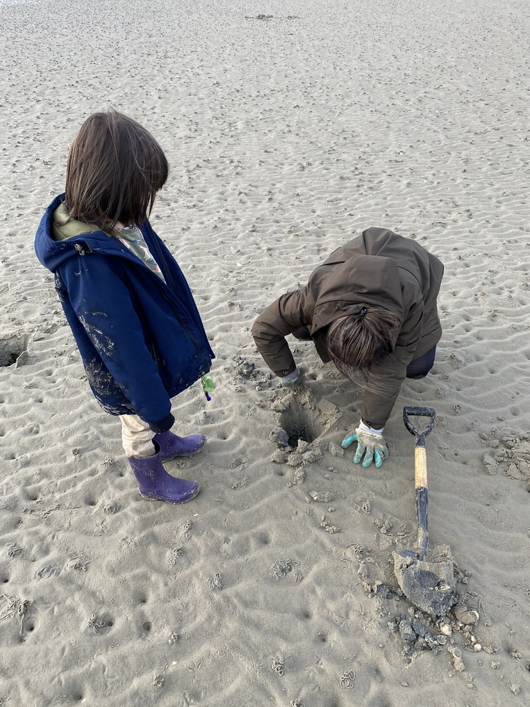 Miaomiao and Max looking for seashells at the beach at the south side of the Grevelingendam