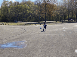 Max playing football at the northwest side of the Grevelingendam