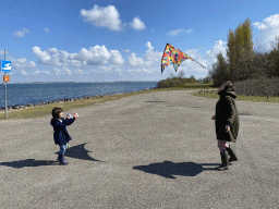 Miaomiao and Max flying a kite at the northwest side of the Grevelingendam