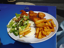 Fried cod with fries and vegetables at the terrace of the Bru 17 restaurant